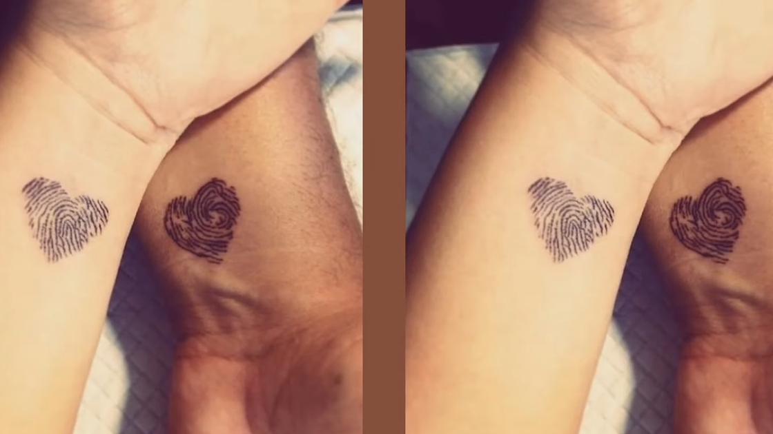 На руке татуировка в виде сердца из отпечатков пальцев