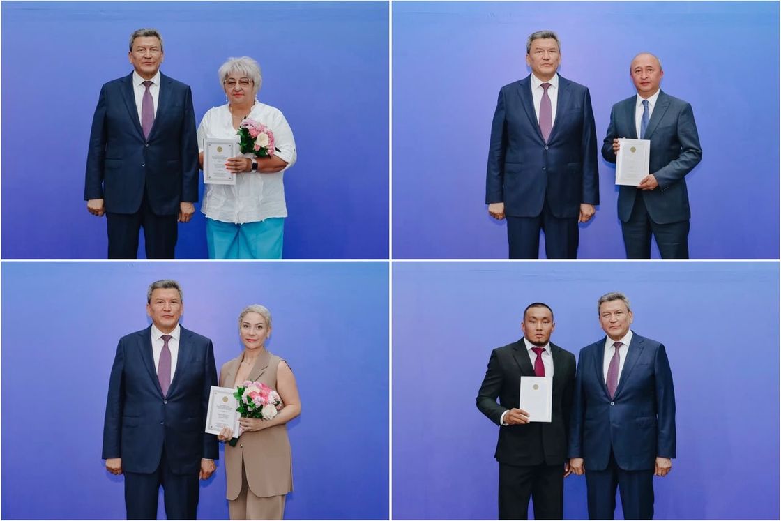 Церемония вручения специальных изданий новой Конституции