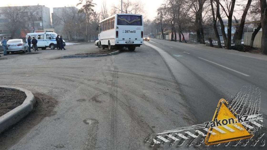 Автобус протаранил Subaru рядом с вокзалом Алматы-1