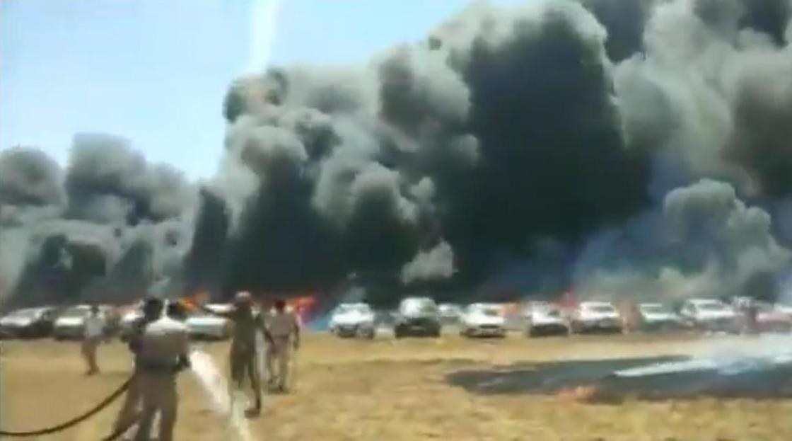 300 автомобилей сгорело в Индии на парковке авиасалона (видео)