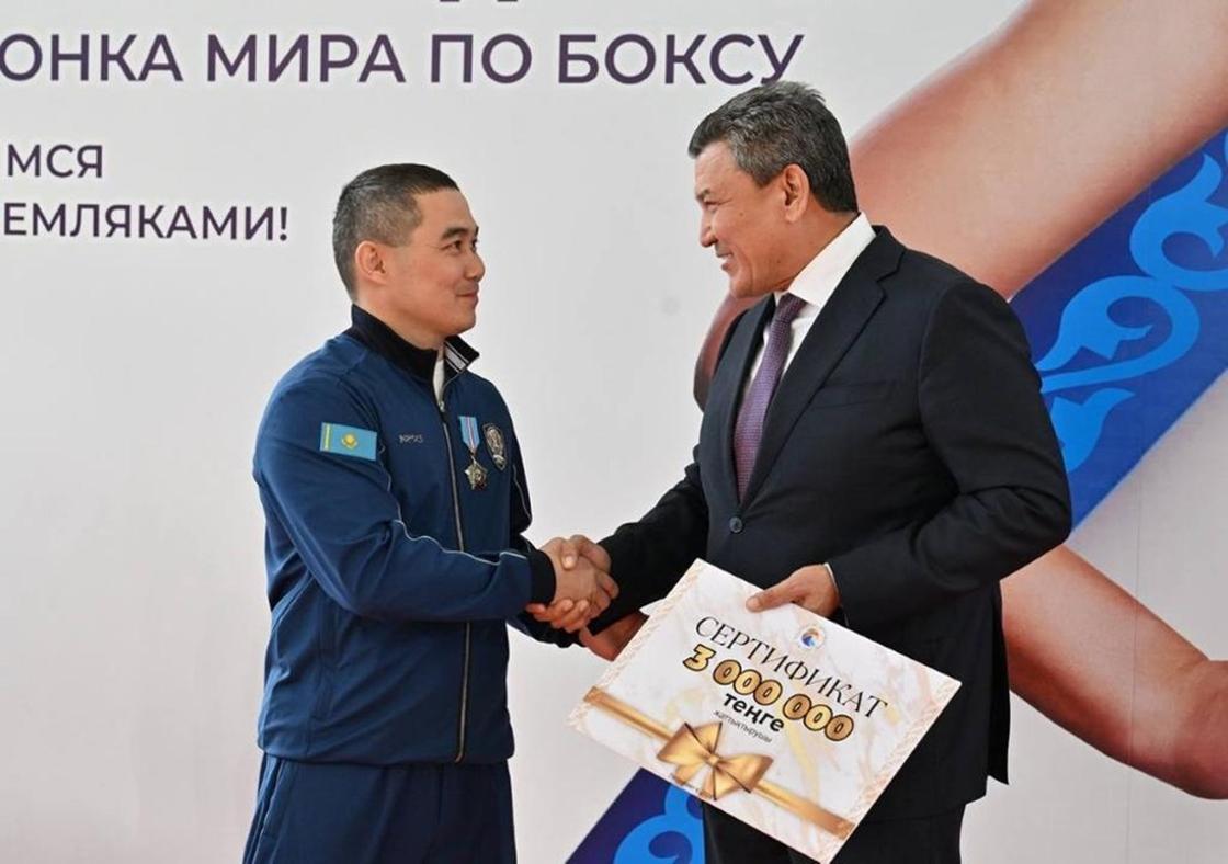 СҚО әкімі Дастан Қабденовке сертификат табыстап жатыр