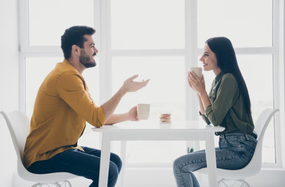 Мужчина и женщина пьют чай и общаются