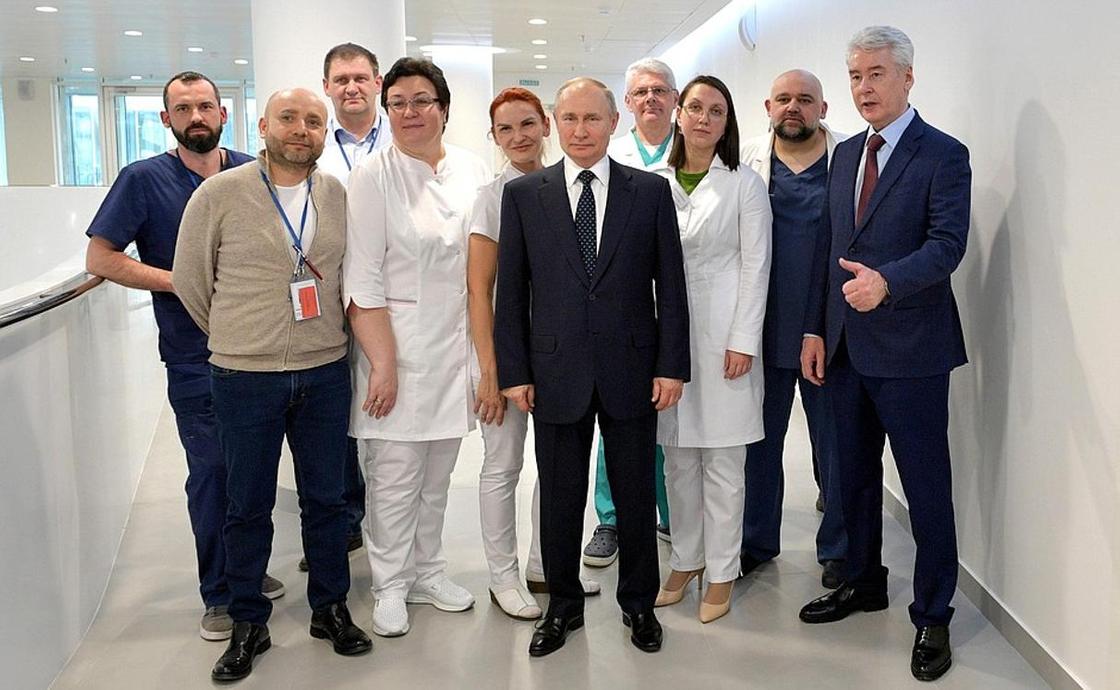 Путин прибыл в Коммунарку, где осмотрел больницу для зараженных коронавирусом