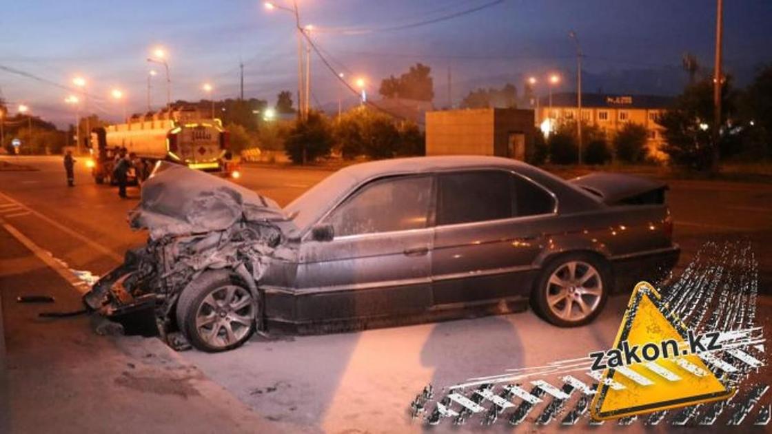 BMW врезался в бензовоз в Алматы (фото)