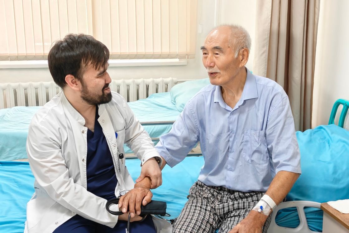 пациент Тәуірбек Жұмабек с врачом Ойбеком Мамадалиевым