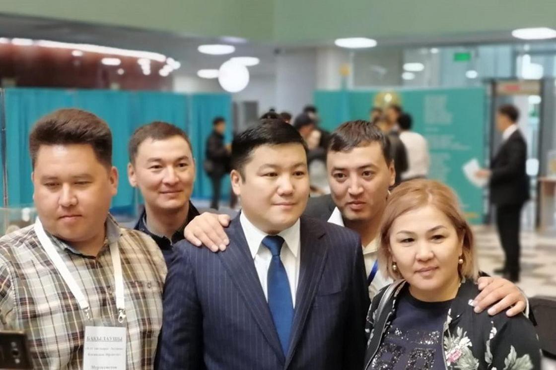 Данияр Елеусинов и Турсынбек Кабатов сделали селфи с избирателями
