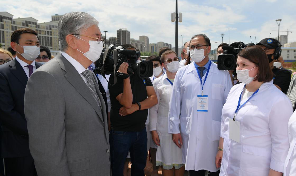 Президент Казахстана Касым-Жомарт Токаев говорит с медработниками
