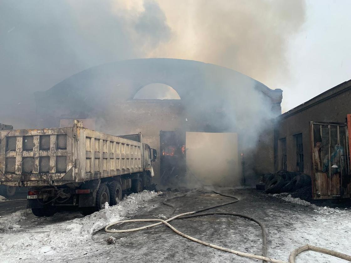 Семь грузовых машин сгорели в боксе в Караганде