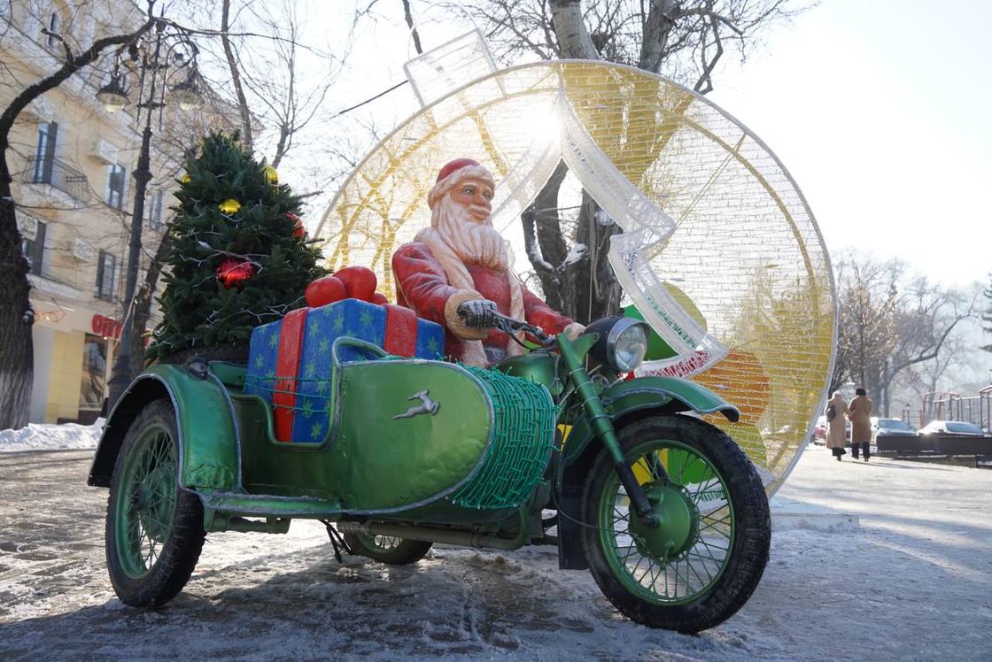 Новогодние украшения в Алматы