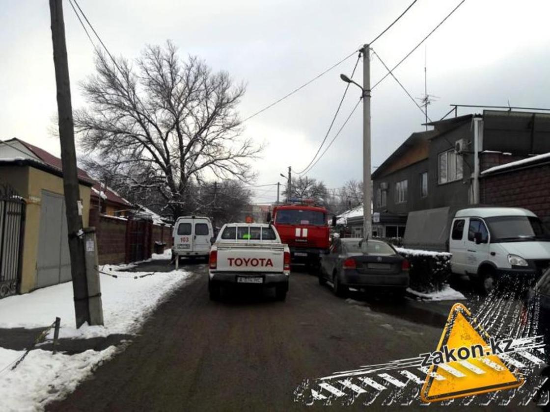 Автомастерская в частном доме горела в Алматы (фото)