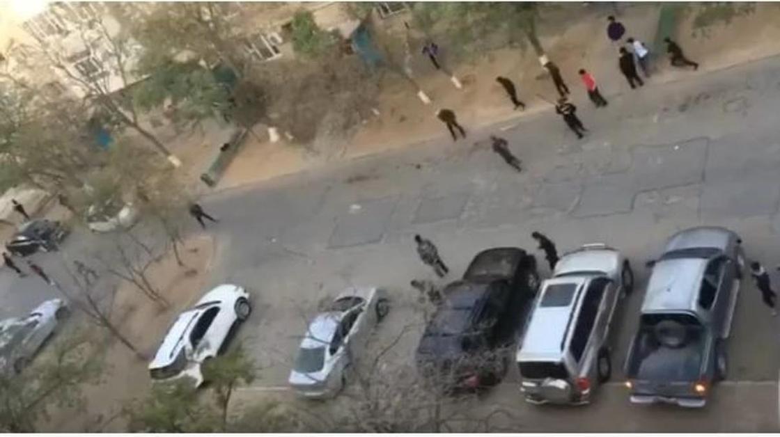 «Бросали друг в друга камни и бутылки»: глава МВД назвал причину групповой драки между школьниками в Актау