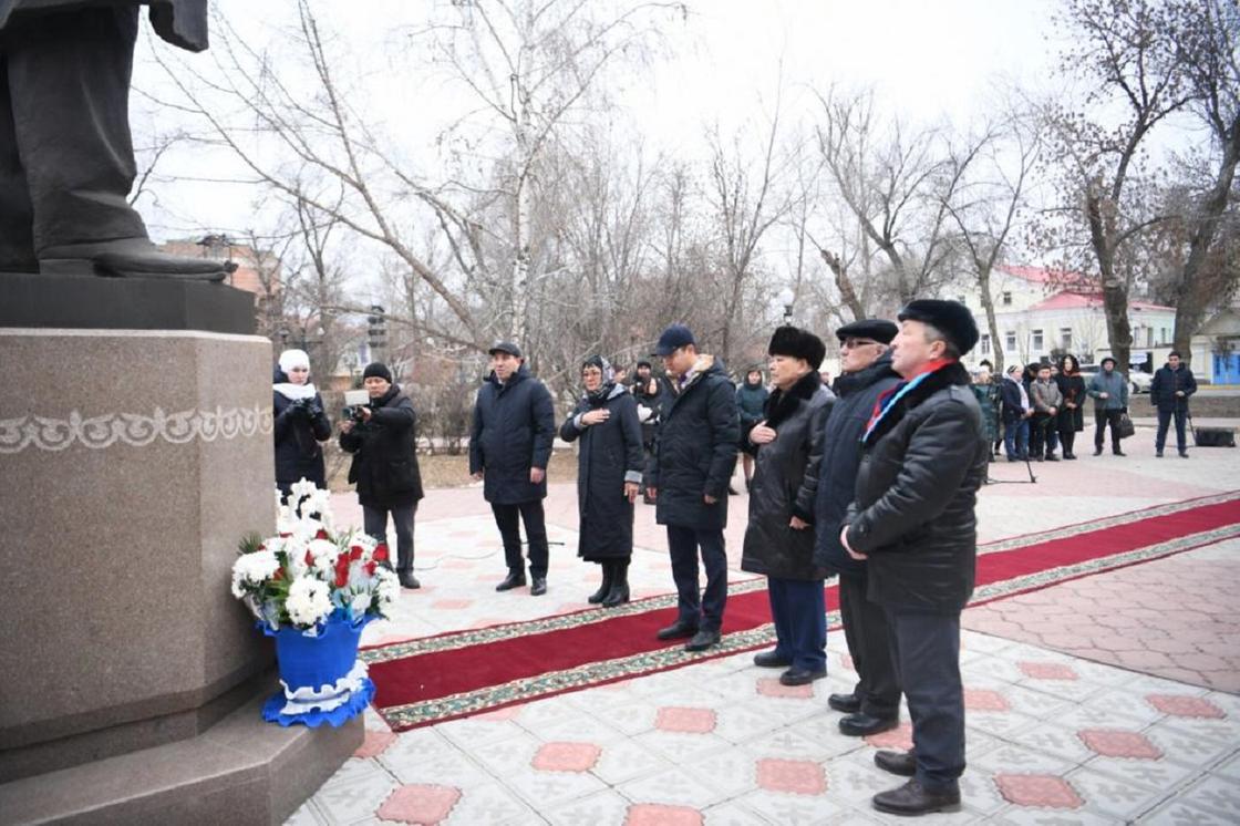 Возложение цветов к памятнику Жубана Молдагалиева