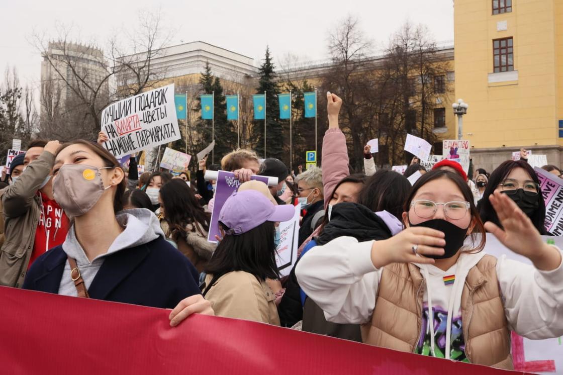 девушки с плакатами в Алматы