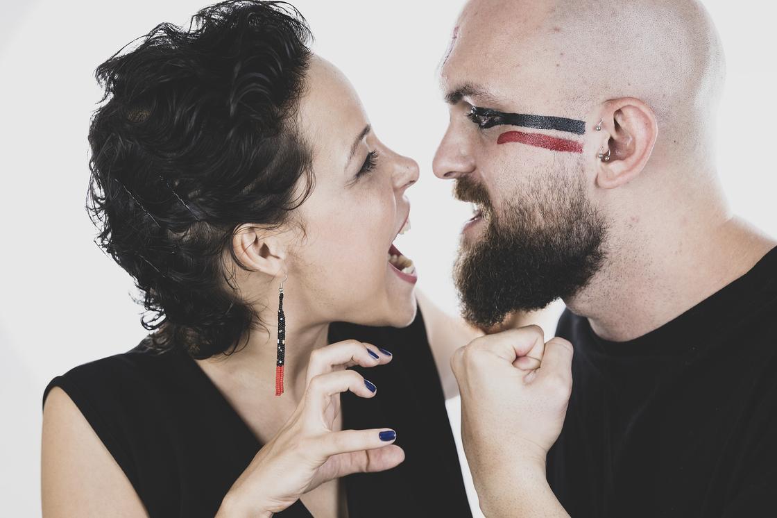 Женщина и мужчина ведут себя агрессивно