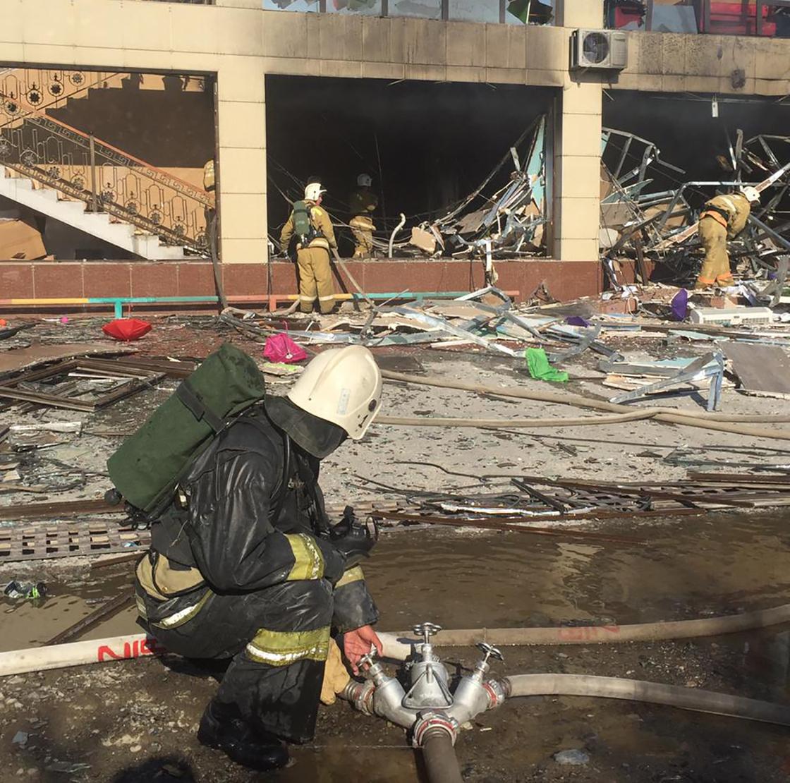 Пожарные работают на месте взрыва в Кызылорде