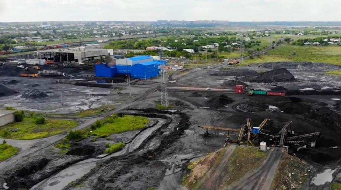 Эколог обеспокоен выбросом токсичных отходов на пастбища возле Караганды