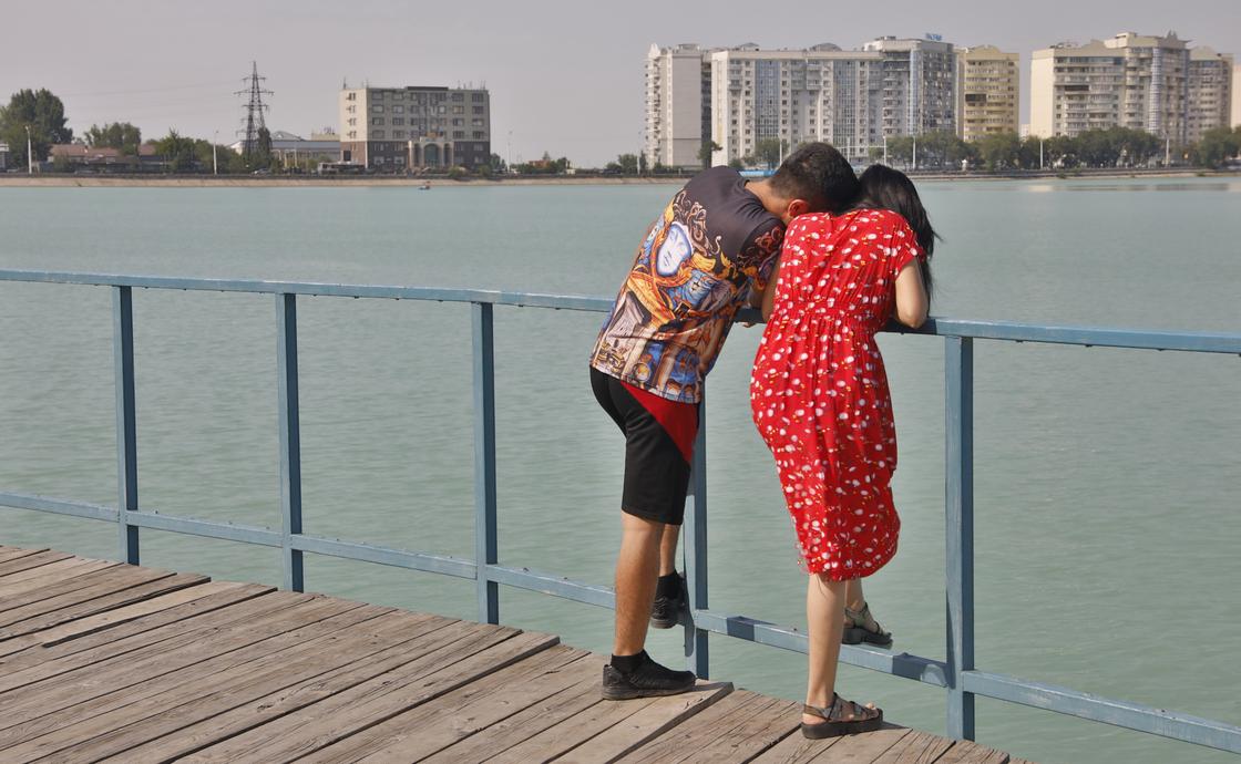 Алкаши, грязь и наркотики: как отдыхают на озере Сайран в Алматы (фото, видео)
