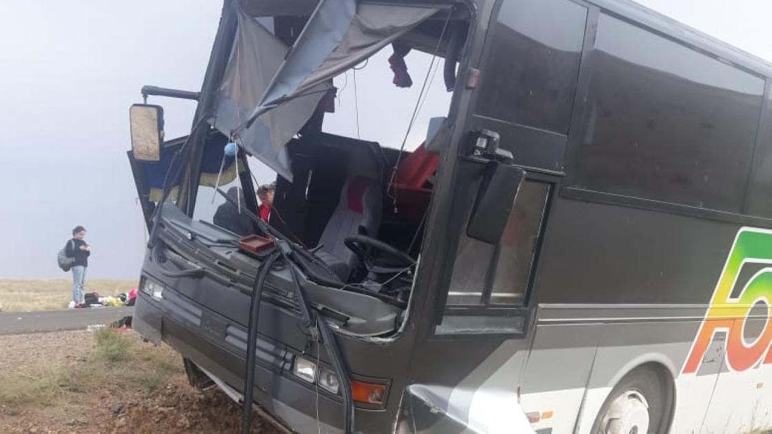 Автобус со школьниками вылетел в кювет Алматинской области: есть пострадавшие