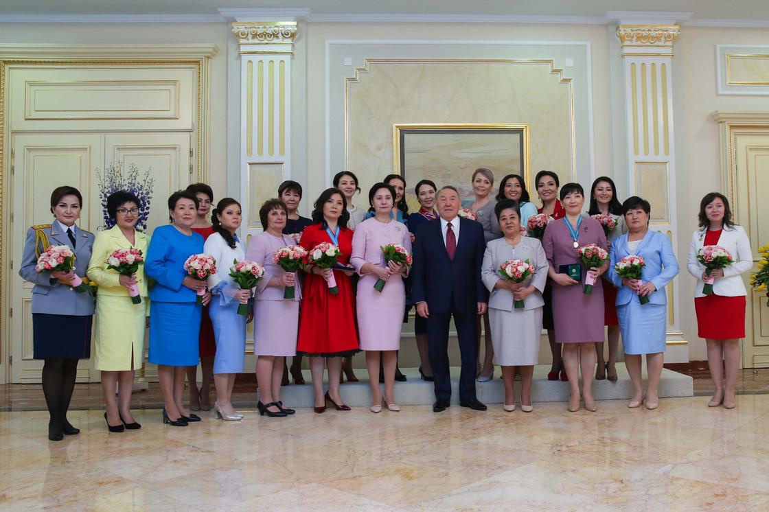 Назарбаев: Бог понял, что способен на большее - и создал женщину (фото)