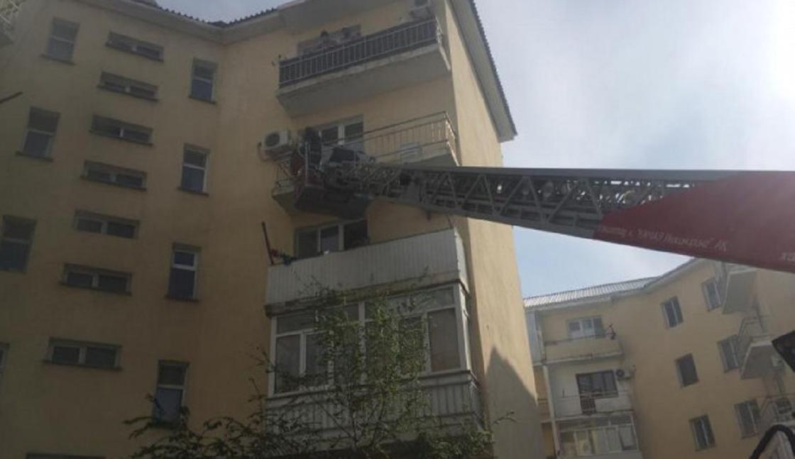 18 человек спасли от пожара в Атырау (фото)