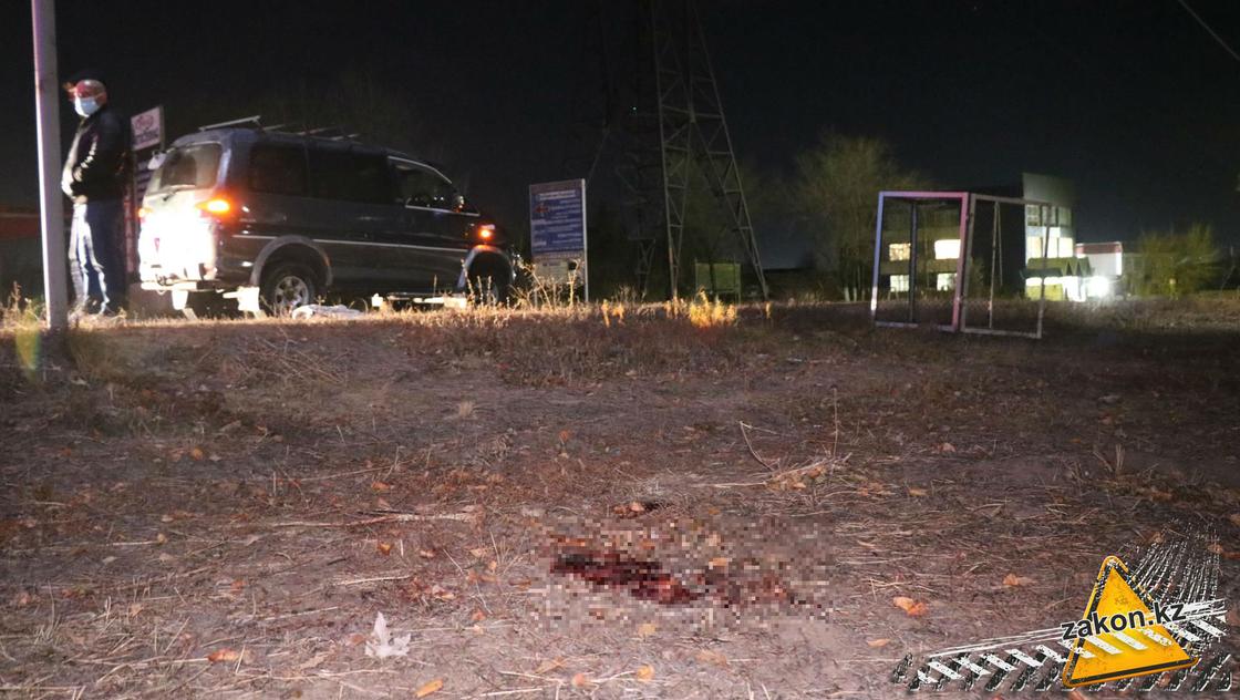 Автомобиль остановился у дороги Автомобиль остановился у дороги