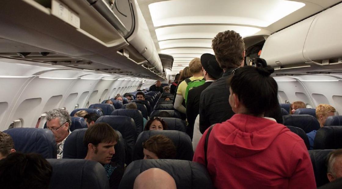 Всех пассажиров самолета с коронавирусом обещают найти к утру власти Алматы
