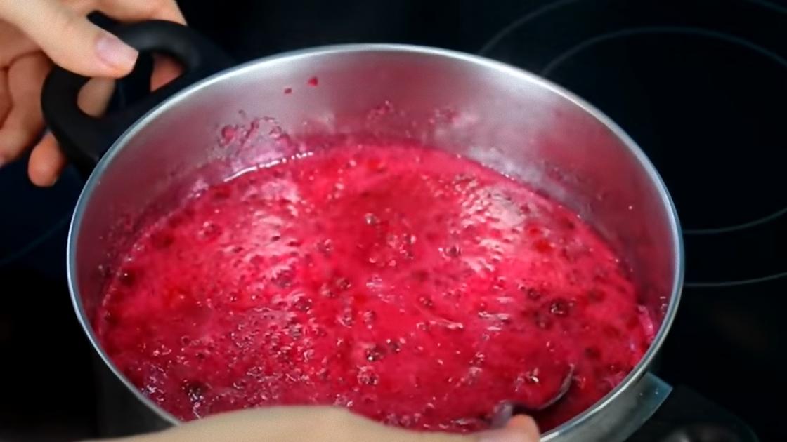 Варенье из красной смородины кипит в кастрюле Варенье из красной смородины кипит в кастрюле