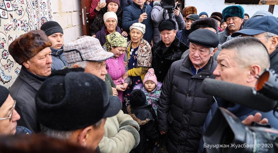 Беспорядки в Кордайском районе: Сапарбаев пообещал семье погибшего, что виновных накажут