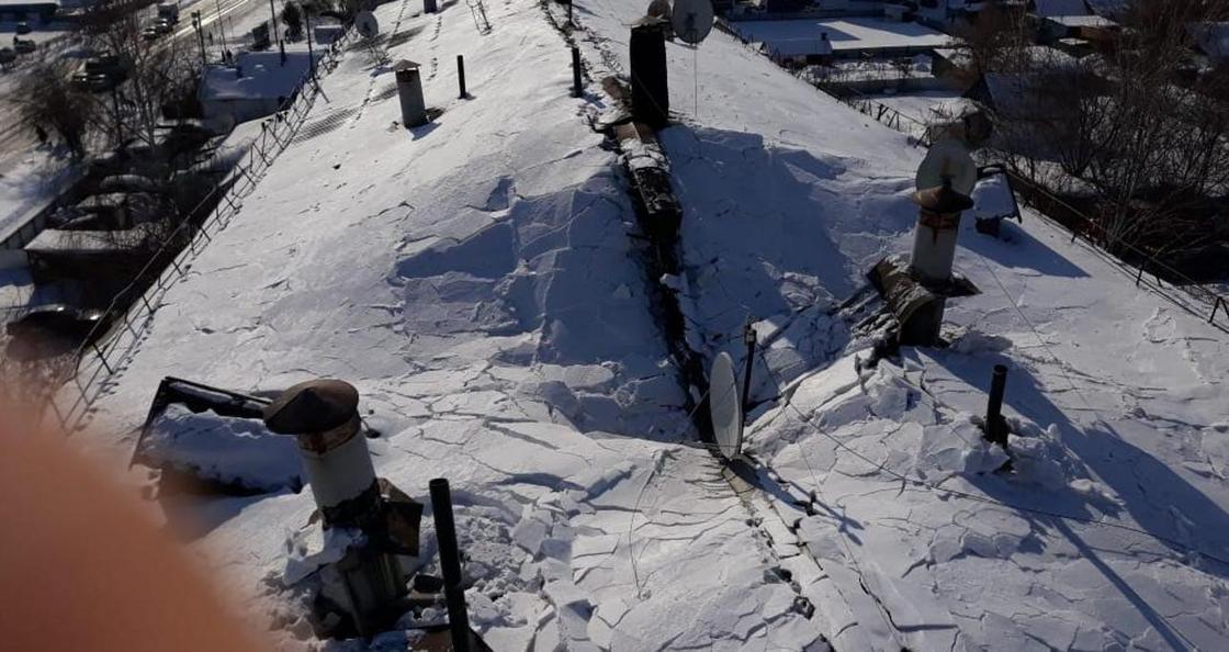 Крыша обрушилась в многоквартирном доме в Петропавловске (фото)
