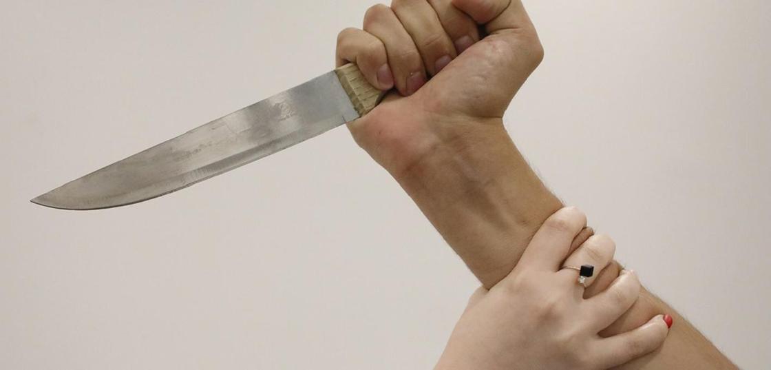 Школьник ударил педагога ножом после вопроса о прогуле уроков (фото)