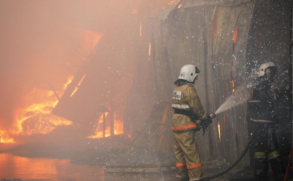 "Однажды на голову упали кирпичи": пожарный из Алматы рассказал о своих буднях