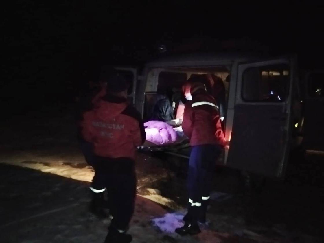 Спасатели доставили девушку с поврежденной ногой в служебное авто