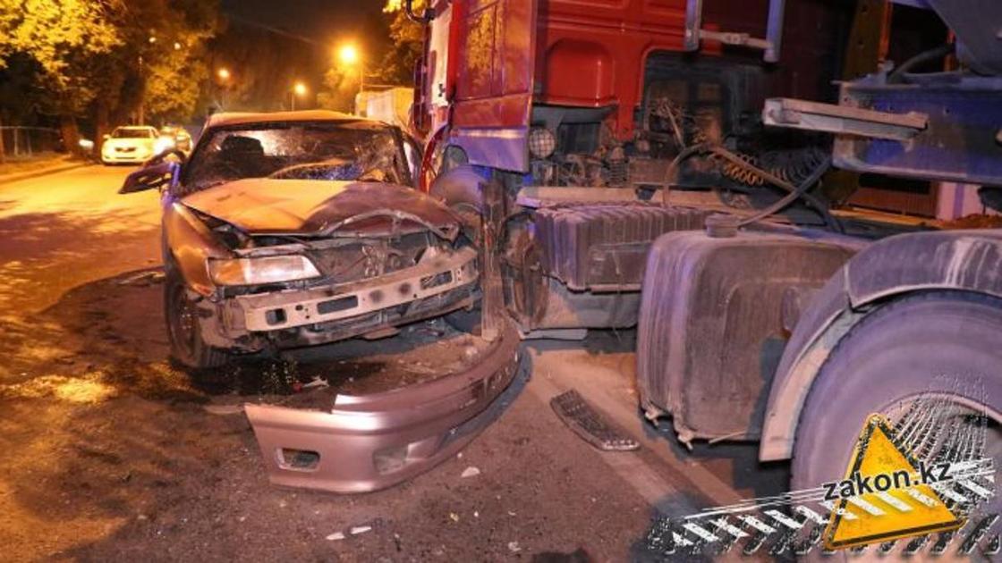 Два грузовика и легковушка столкнулись в Алматы (фото, видео) Два грузовика и легковушка столкнулись в Алматы (фото, видео)