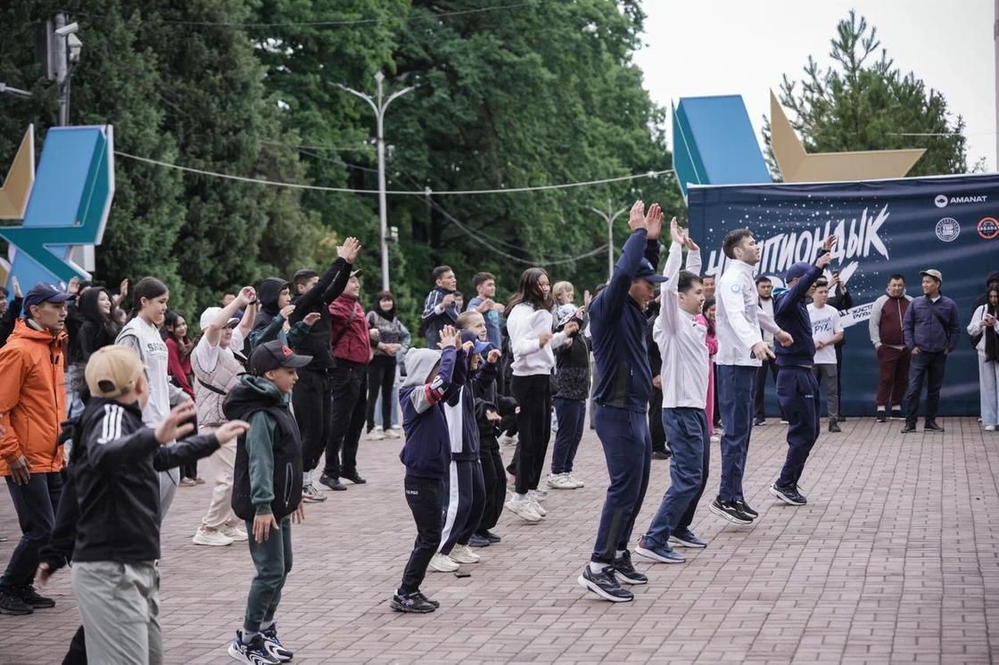 Қазақстан чемпиондары мен спорт шеберлерінің қатысуымен таңертеңгілік жаттығу Қазақстан чемпиондары мен спорт шеберлерінің қатысуымен таңертеңгілік жаттығу