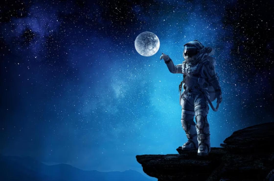 Человек в костюме астронавта на фоне неба