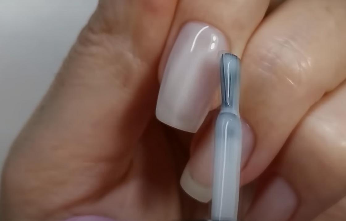 Нанесение базового покрытия на поверхность ногтей