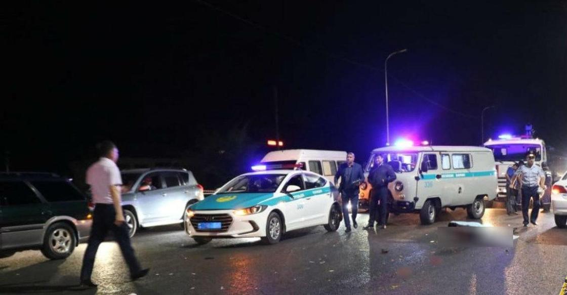 Женщина попала под колеса сразу двух автомобилей в Алматы (фото) Женщина попала под колеса сразу двух автомобилей в Алматы (фото)