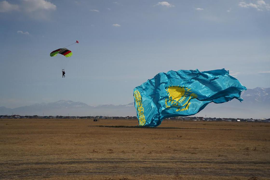Флаг Казахстана раскрыли в небе