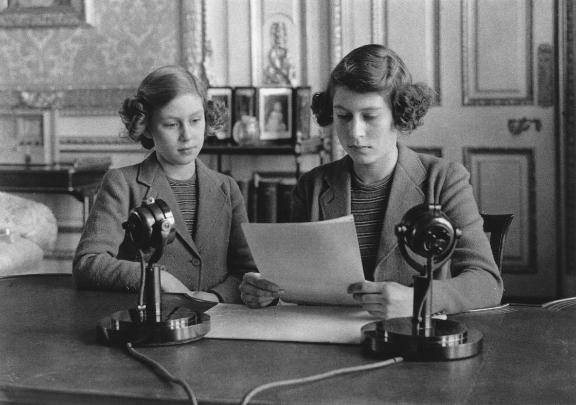 Принцессы Маргарет и Елизавета обращаются через радио к детям Великобритании