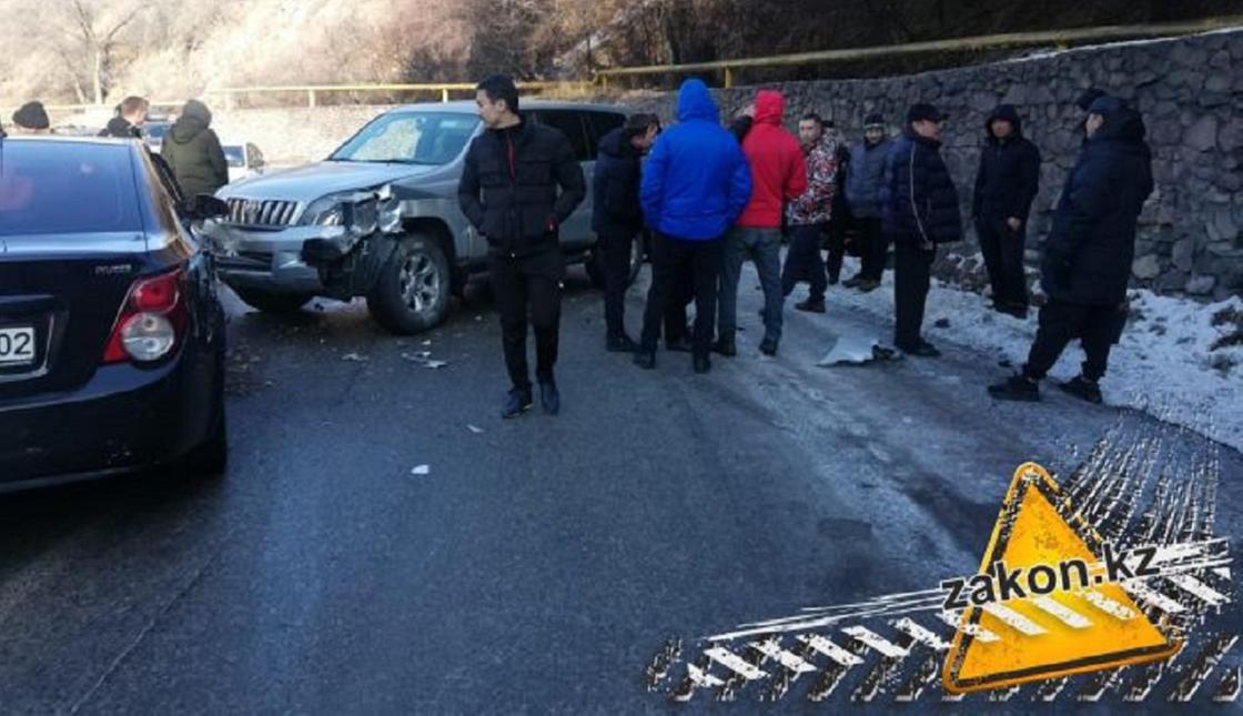 Массовая авария произошла на горной трассе в Алматы (фото)