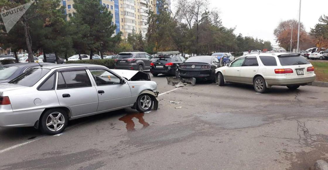 Водитель Mustang оставил авто и скрылся с места аварии после массового ДТП в Алматы (фото)