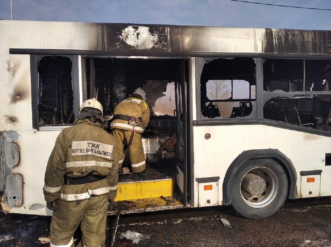 Автобус с пассажирами загорелся на трассе под Павлодаром