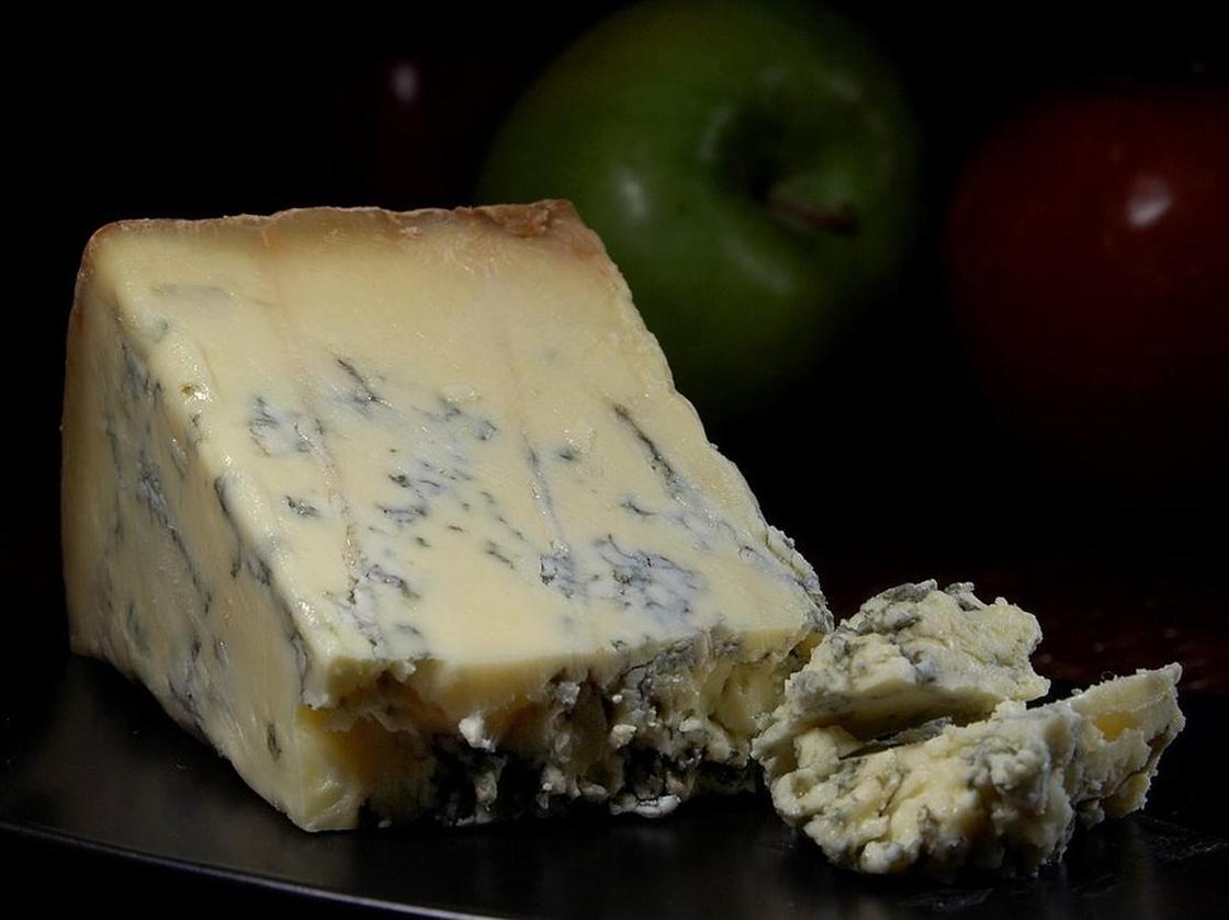 Сыр с плесенью: виды, польза и вред