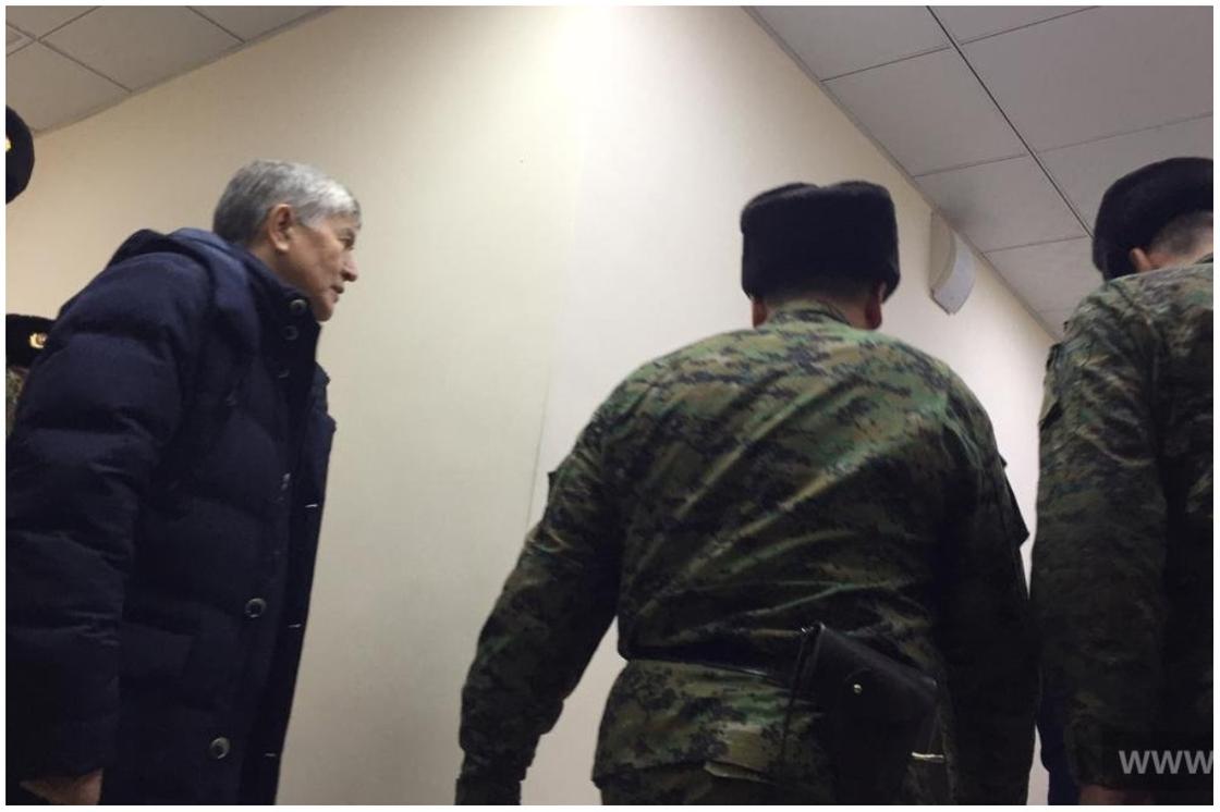 Атамбаева принудительно доставили в суд в Бишкеке (фото)