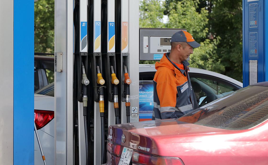 Почему вместе с нефтью не падают цены на бензин