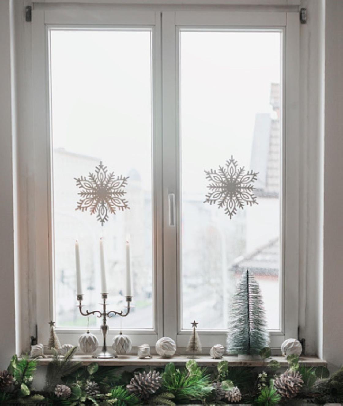 Окно, украшенное к Новому году