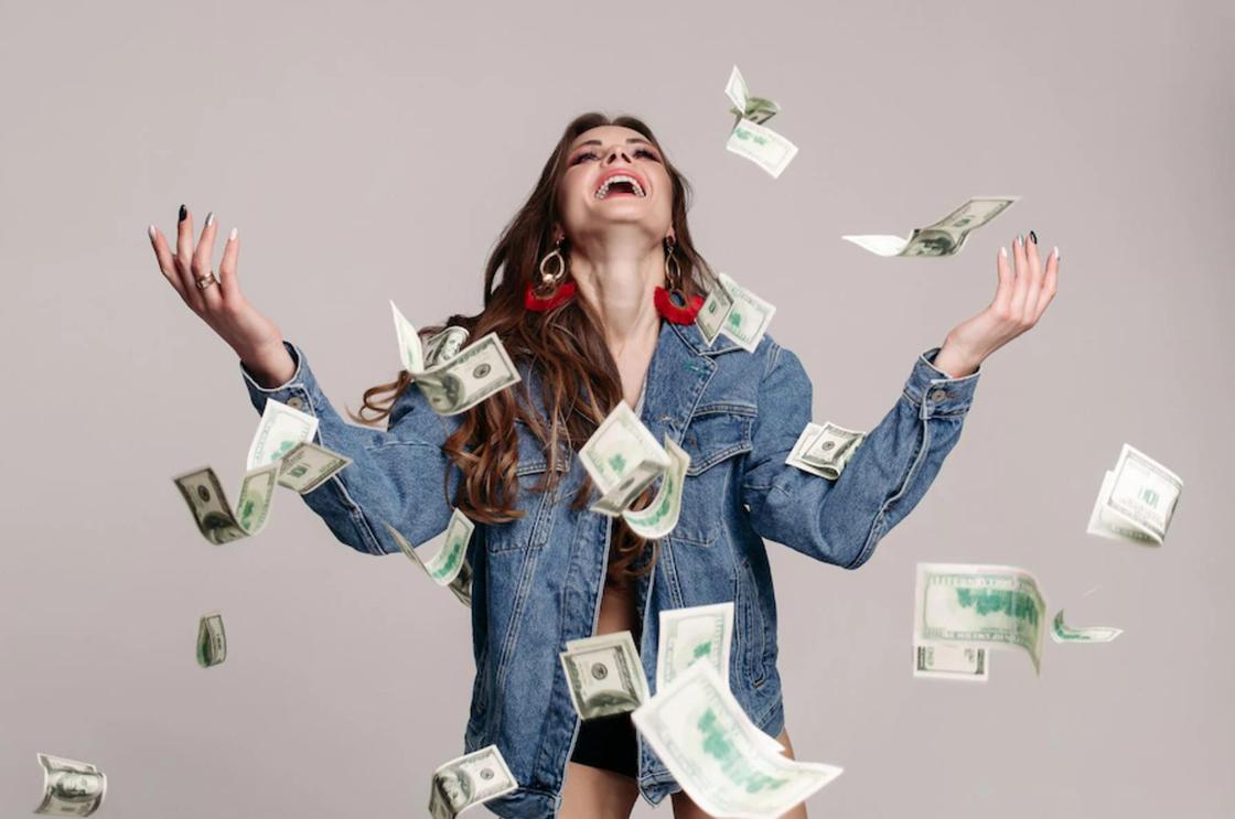 Девушка радуется деньгам