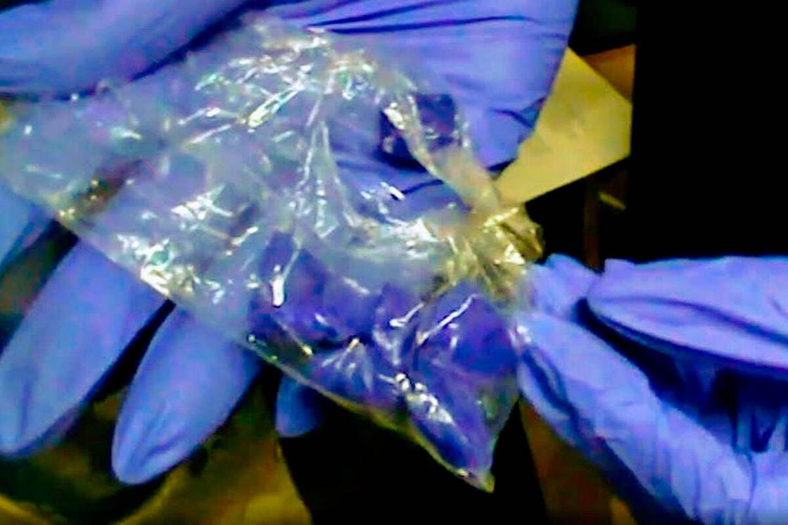 Сверток с наркотиками, найденный у 21-летней девушки в Петропавловске