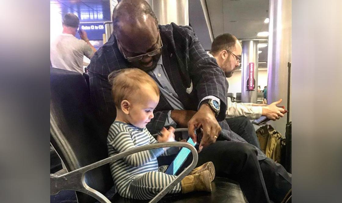 Мужчина порезвился с ребенком в аэропорту и растрогал пользователей Сети (фото)