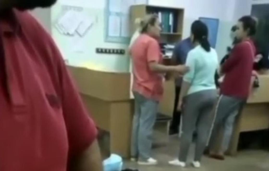 Конфликт посетительницы с врачом в больнице попал на видео в Алматинской области